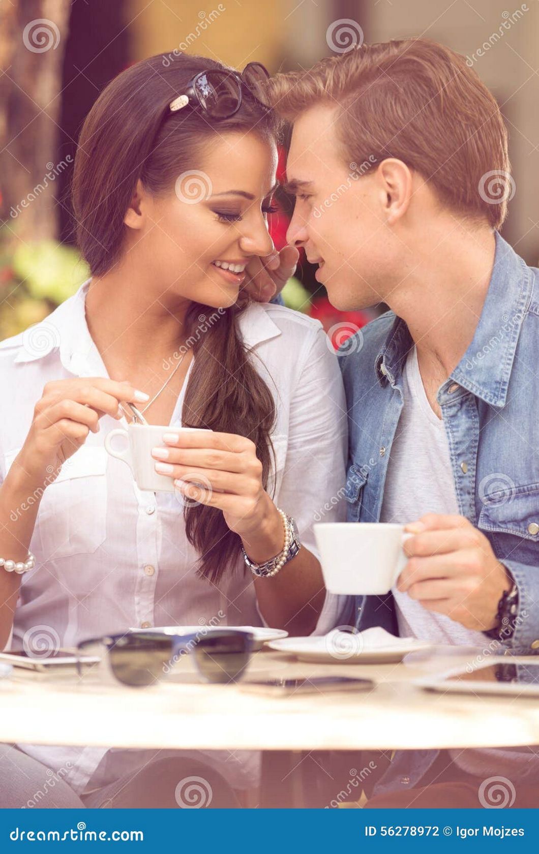Conektik: A Modern Point Of View on Online Dating